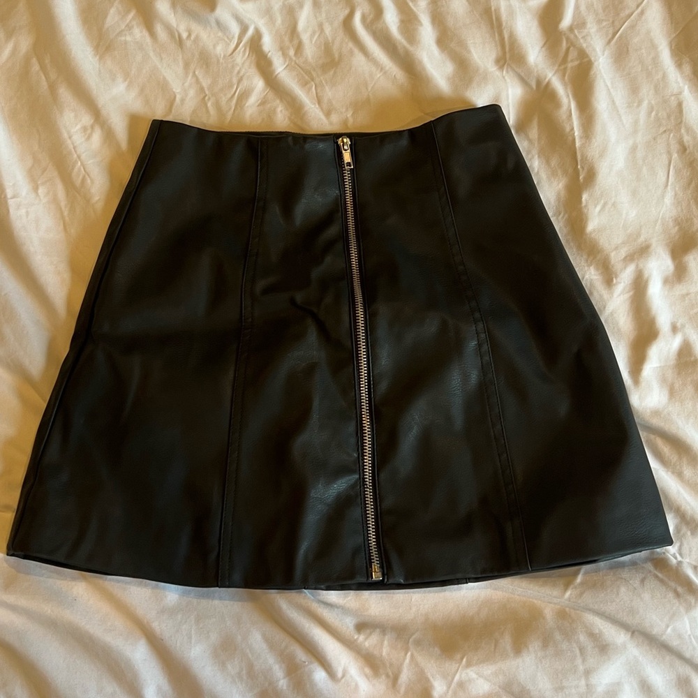 Black faux leather H&M divided mini skirt (2)
